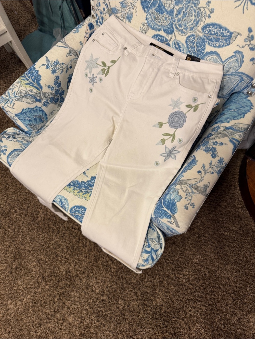 White GG Jeans Embroidered Women's Jeans with Floral Accent NWT SIZE 10